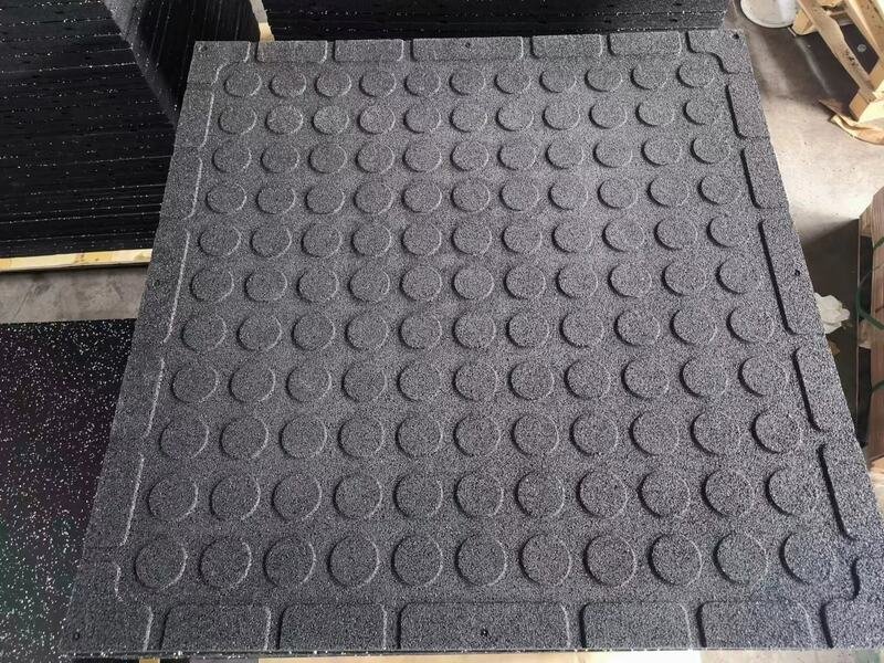 لقطة مقربة لملمس بلاط أرضية الصالة الرياضية المطاطية السوداء.